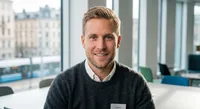 Lukas E.